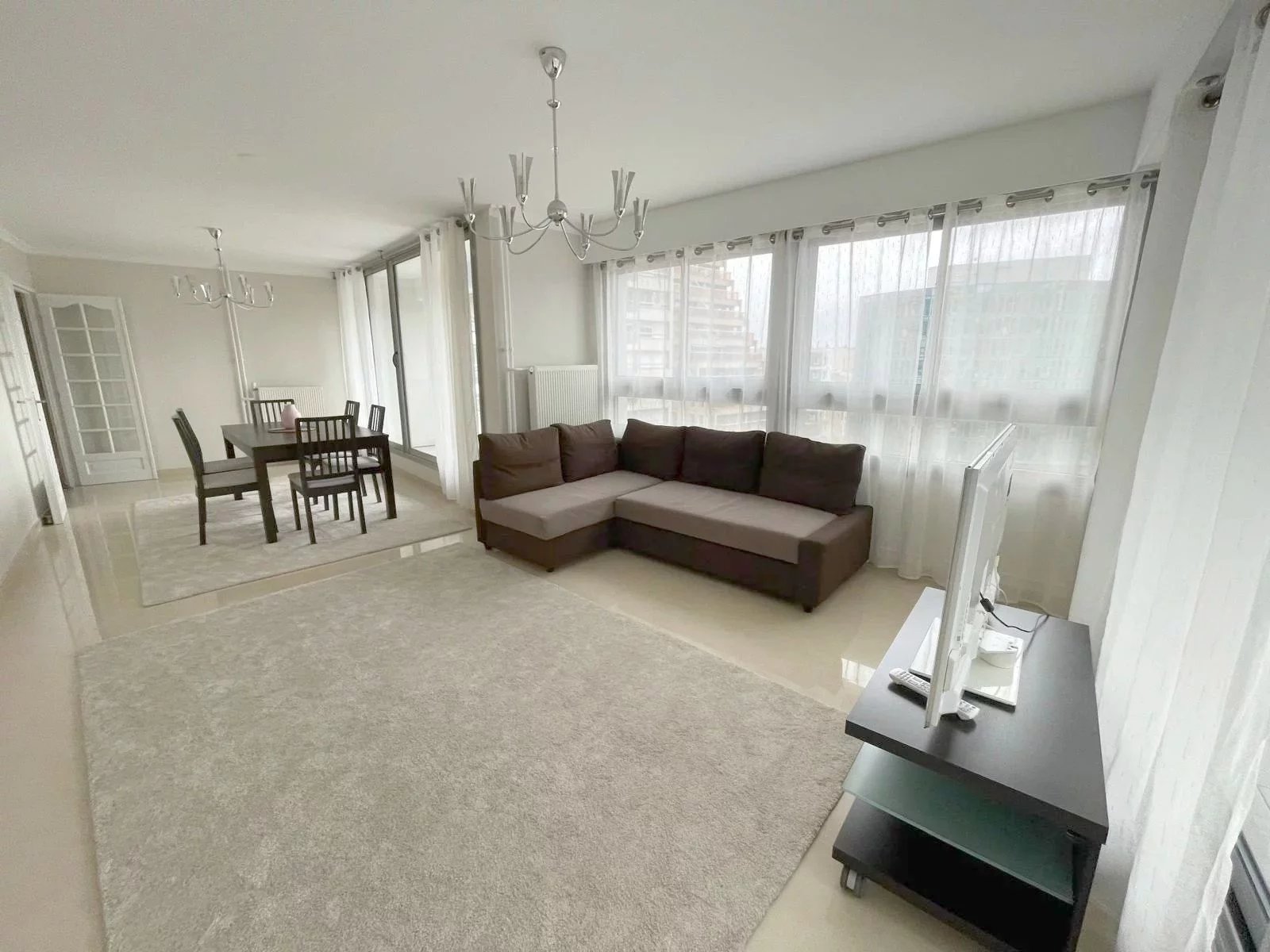 Photo 1 - Location Appartement Courbevoie 92400